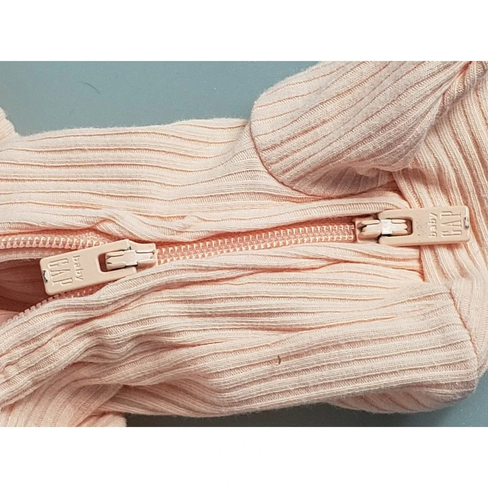 Baby‎ Gap Peach Ribbed Knit Two-Way Zip Footed Sleeper Romper 0-3 Months